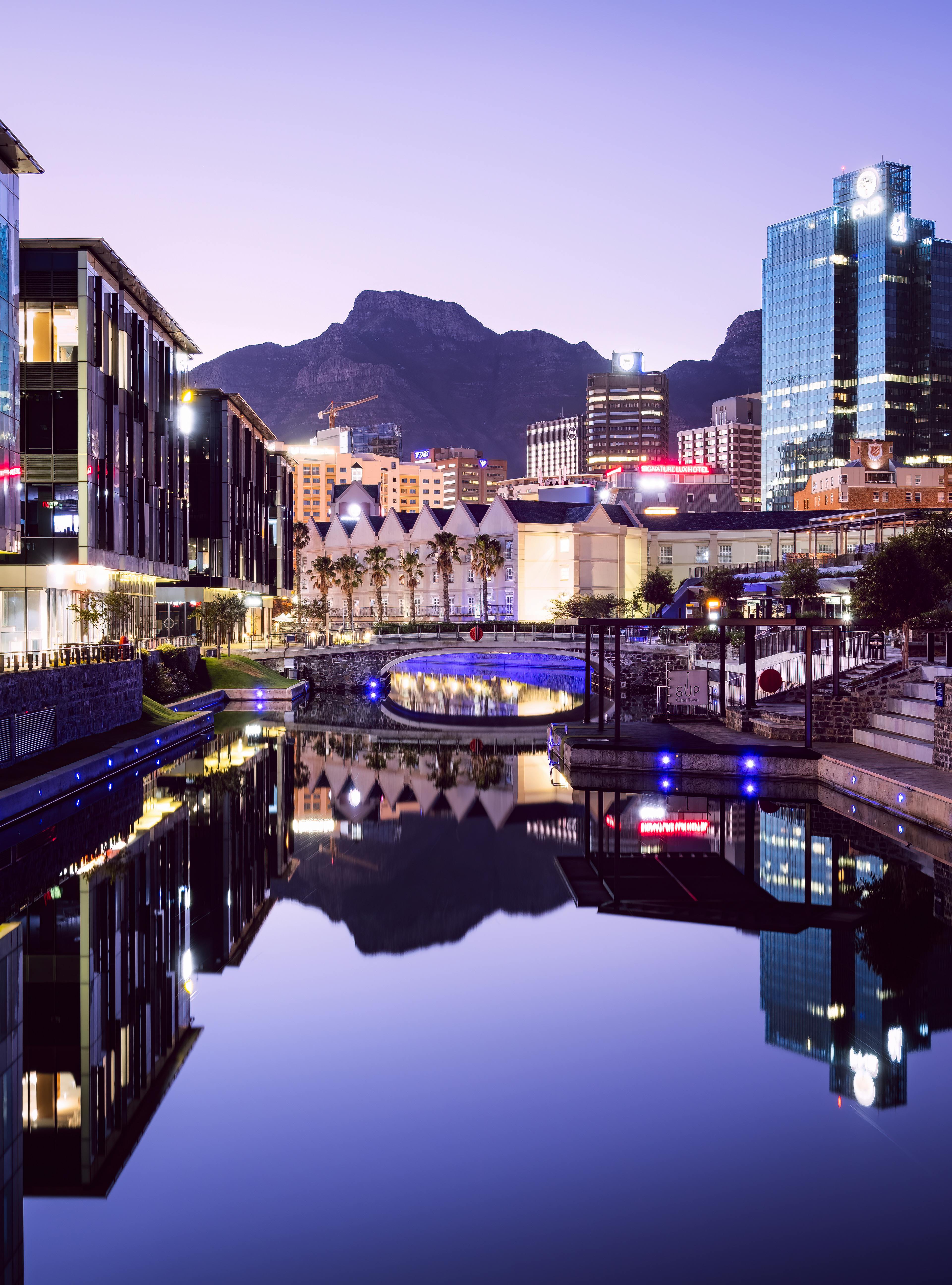 V&A Waterfront, Cape Town - harbor with Table Mountain backdrop